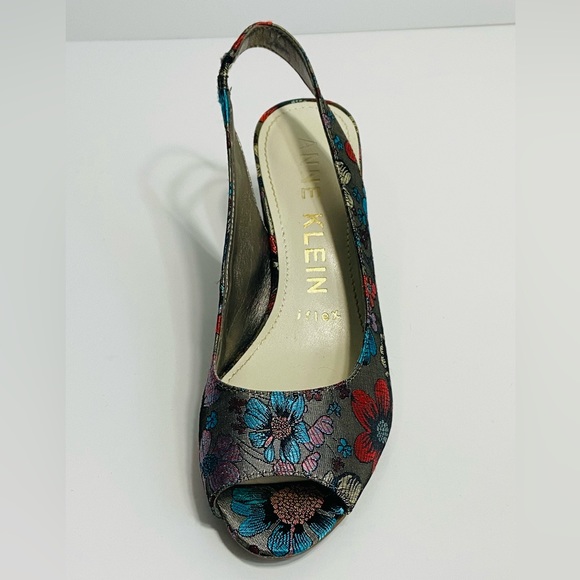ANNE KLEIN Grey Metallic Cloth Floral Print Peep Toe Sling Back Pumps - Size 6 - Picture 8 of 14